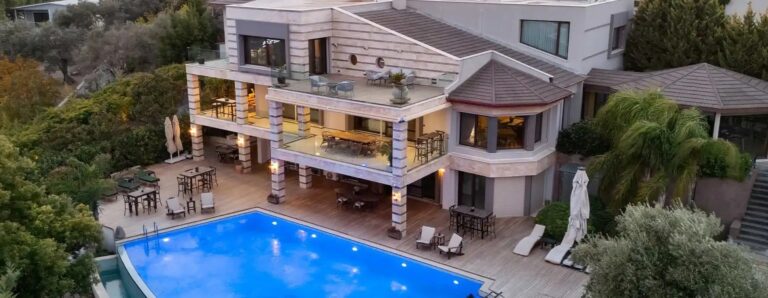 The hotel building and its pool, Urla Sahne