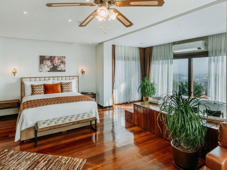 A hotel bedroom, Urla Sahne