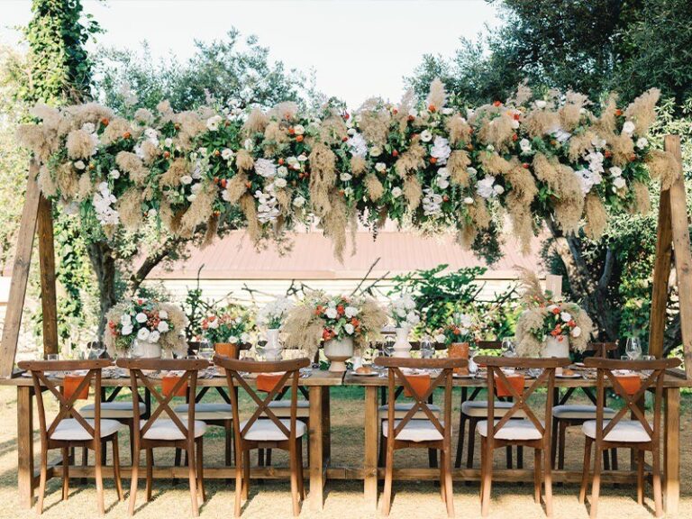 A long banquet table dressed with flowers, Urla Sahne