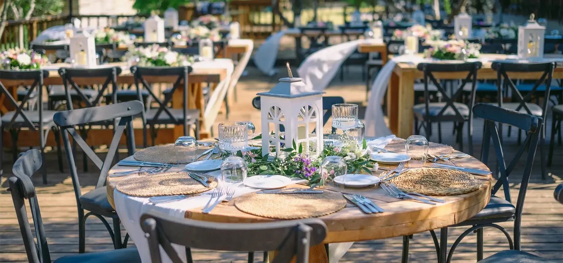 A round table with lanterns and flowers on the terrace, Urla Sahne