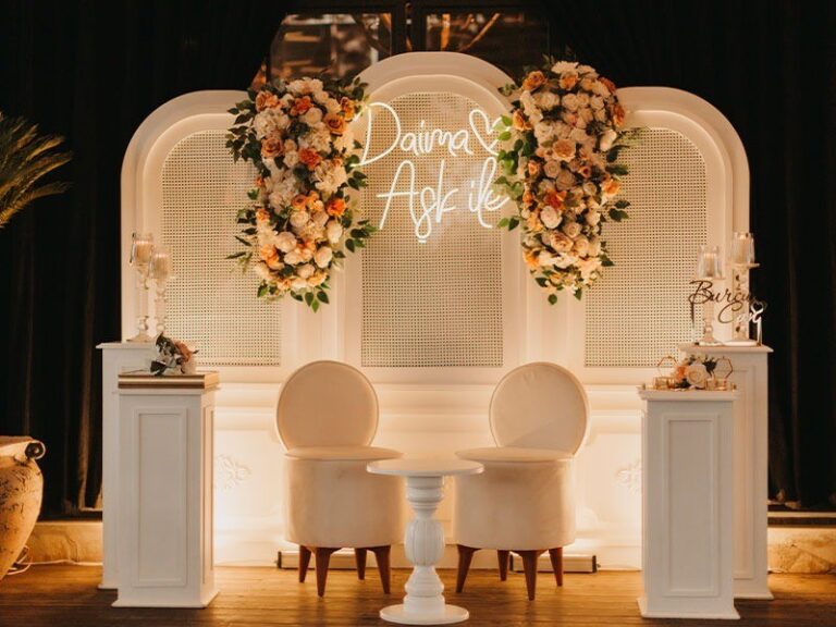 A sweetheart table with a floral backdrop, Urla Sahne