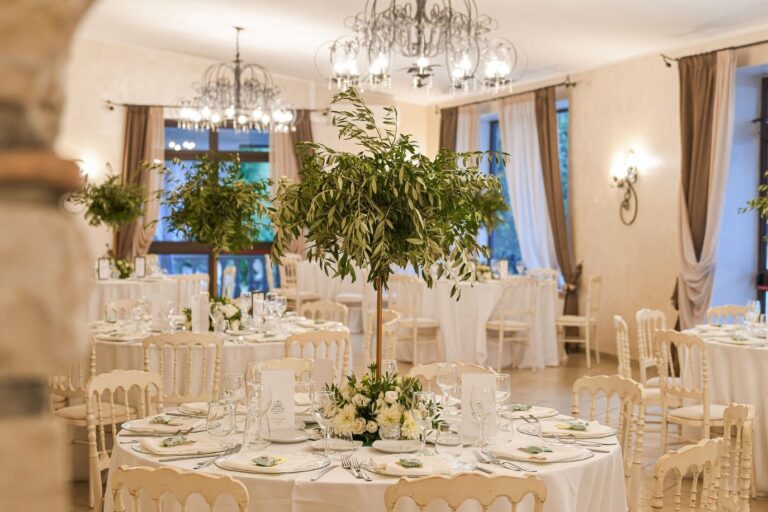 The Sala Bianca, Dressed for the Feast, Valle dell'Aquila