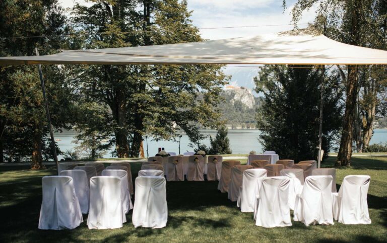 Ceremony seating on the lawn under a canopy, with the lake behind, Vila Bled