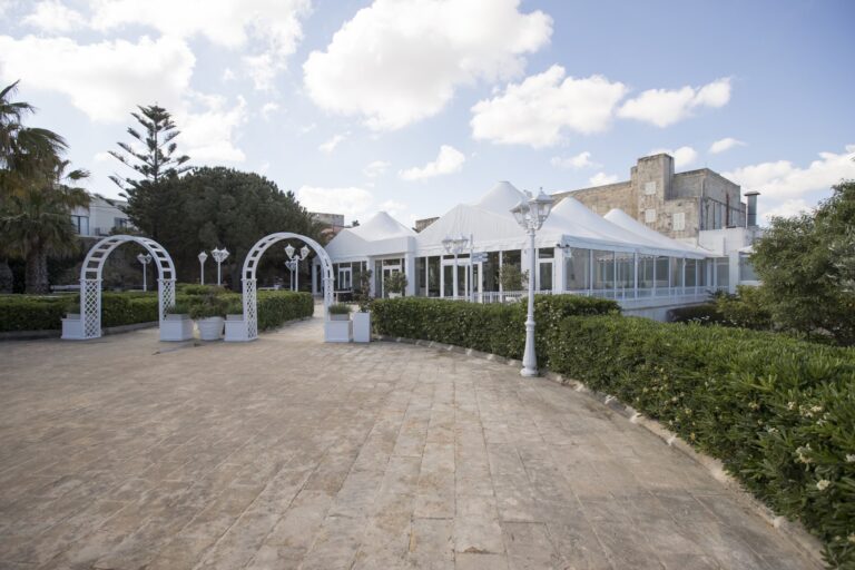 The garden approach to the marquee and white arches, Villa Arrigo