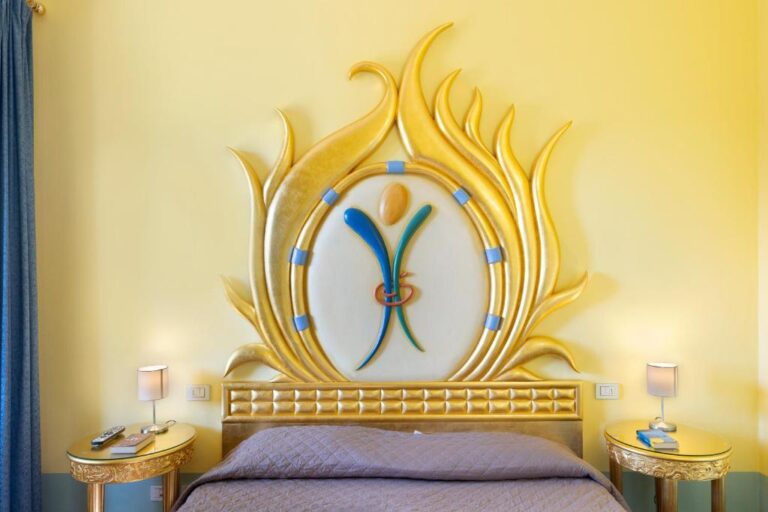Matrimoniale Comfort, headboard detail, Villa Castiglione