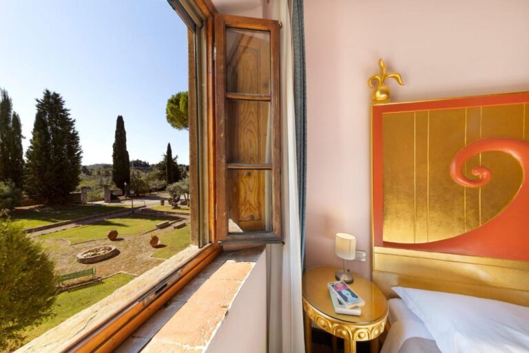 Matrimoniale Superior, view of the garden from the window, Villa Castiglione