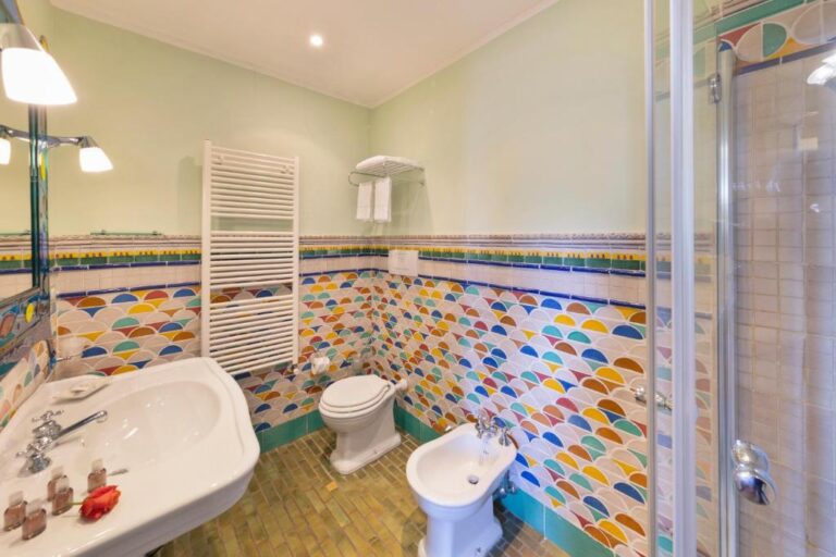 Bathroom with hand-painted tiles, Villa Castiglione