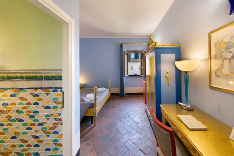 Matrimoniale Deluxe, bathroom door and desk, Villa Castiglione