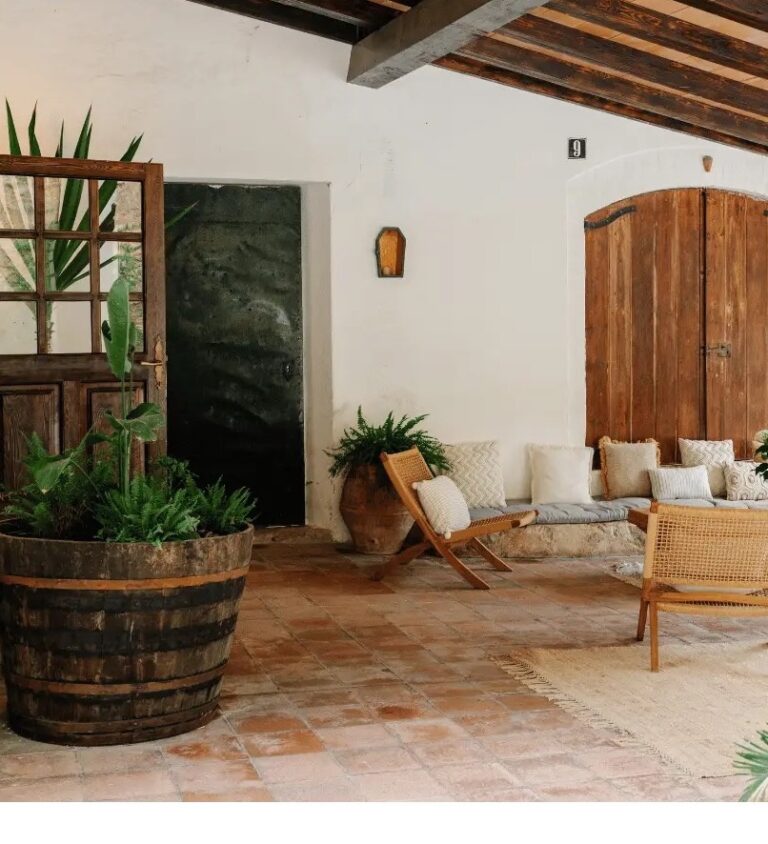 The Covered Terrace Lounge, Villa Catalina