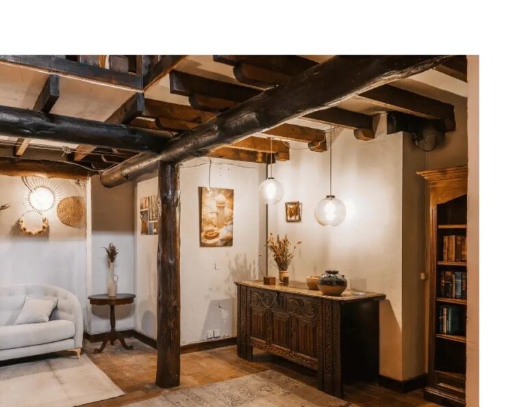 A Beamed Lounge, Villa Catalina