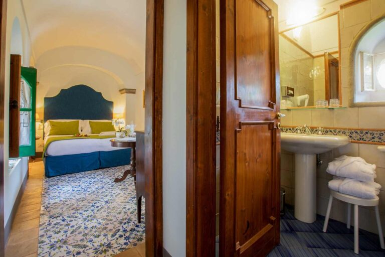 Bedroom and bathroom with majolica tiles, Villa Cimbrone