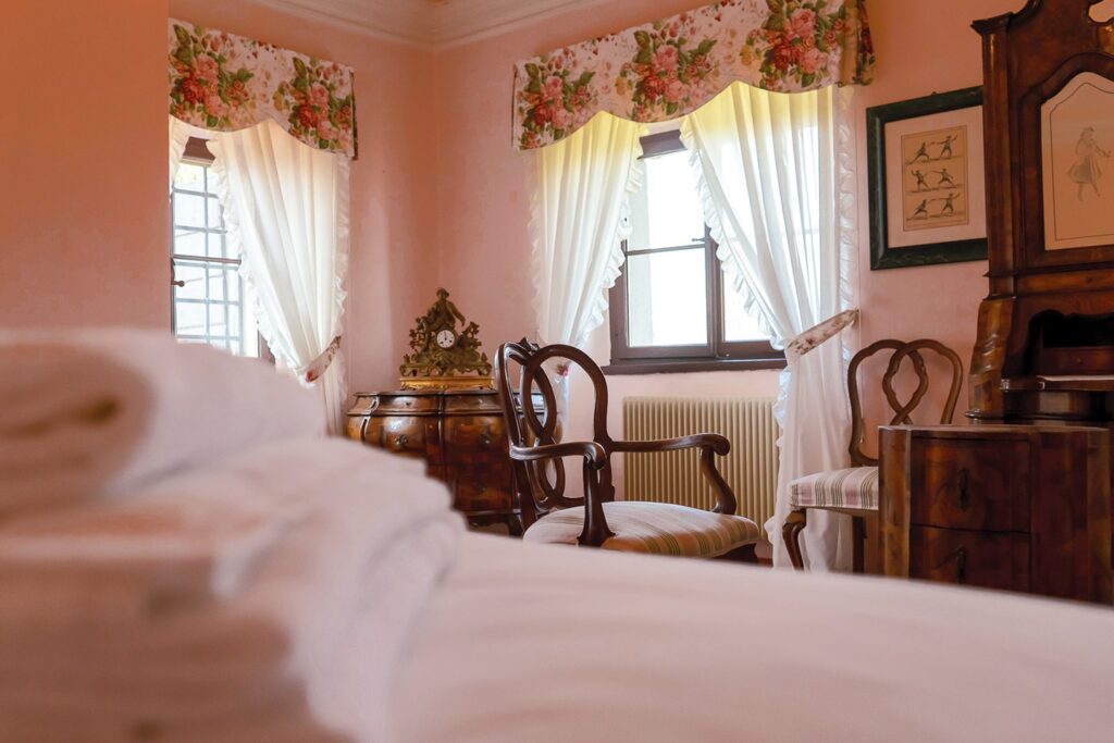 Rooms & Suites, photograph 1