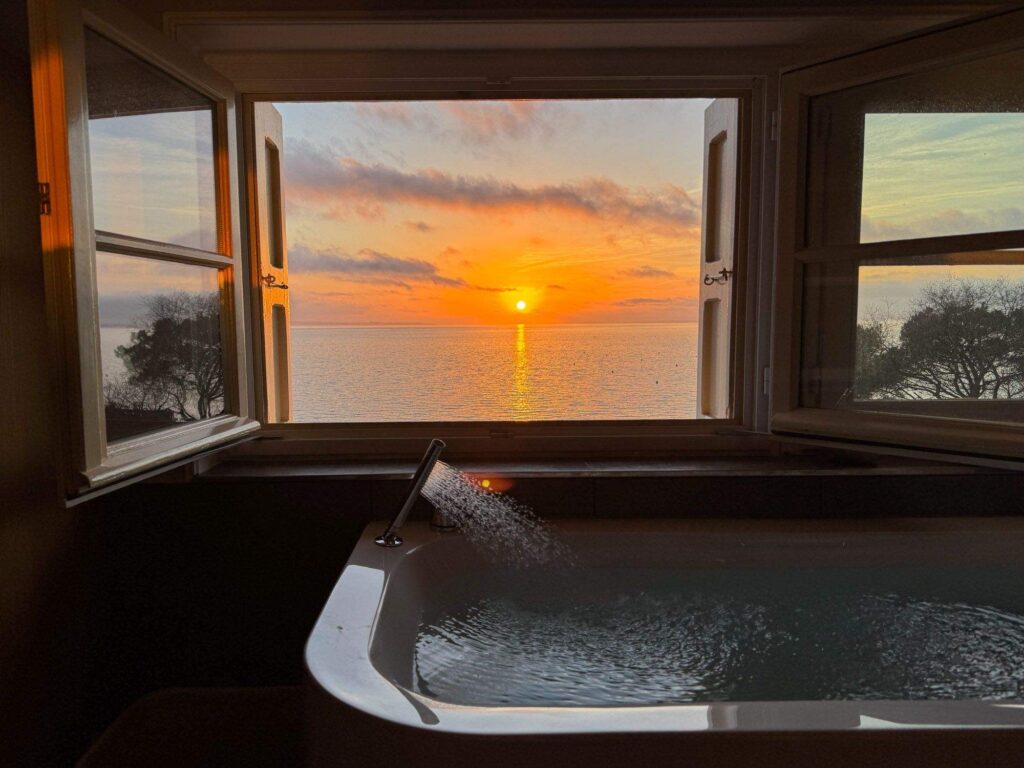 Bath with a sunset view through the window, Villa la Tosca
