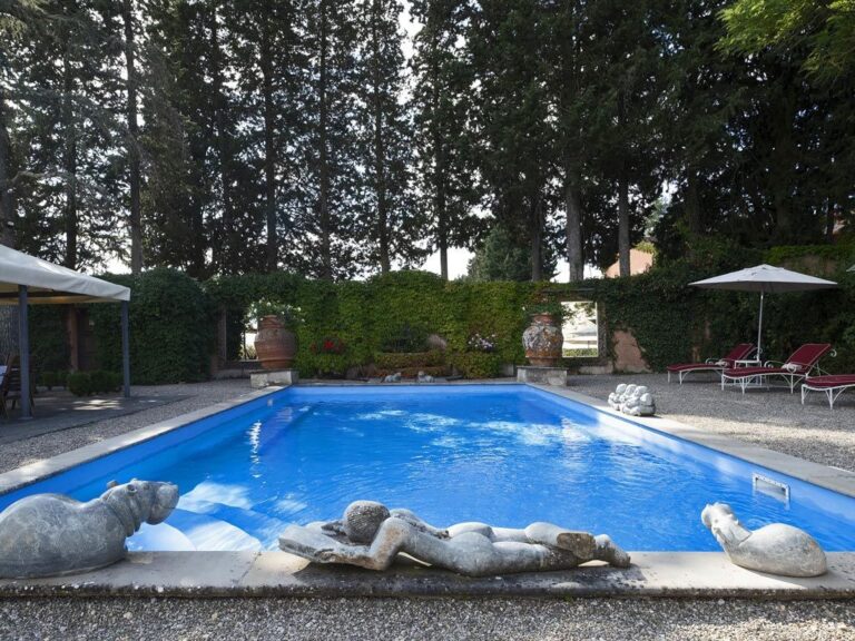 The outdoor pool at Palazzo Machiavelli, Villa Mangiacane