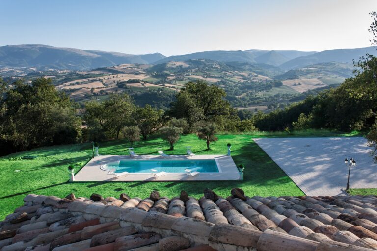 The Pool Over the Valley, Villa Nena