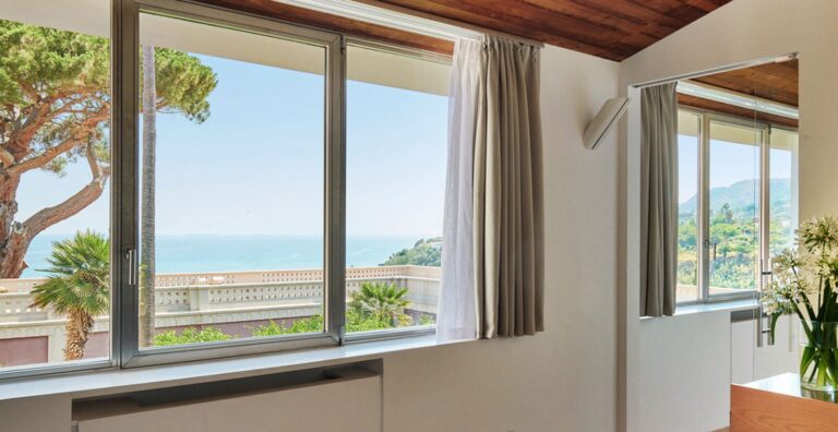 A room opening to the Costa degli Dei, Villa Paola