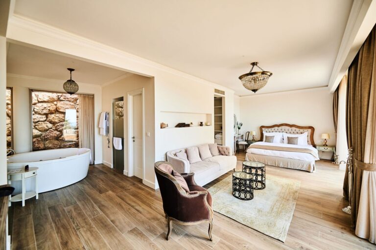 A suite with a freestanding bath, Villa Ponta Melagrana