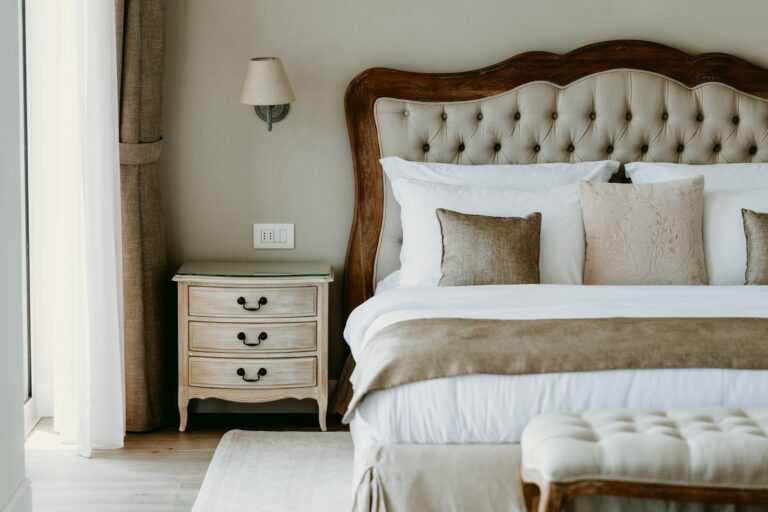 A bedroom with a tufted headboard, Villa Ponta Melagrana