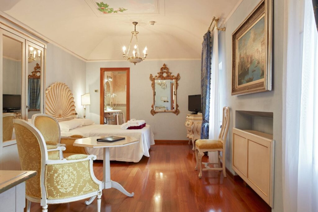 Junior Suite, photograph 1