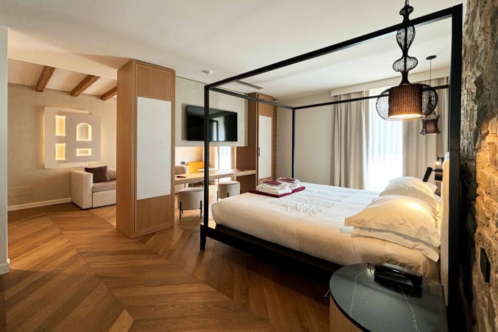 Suite, photograph 1