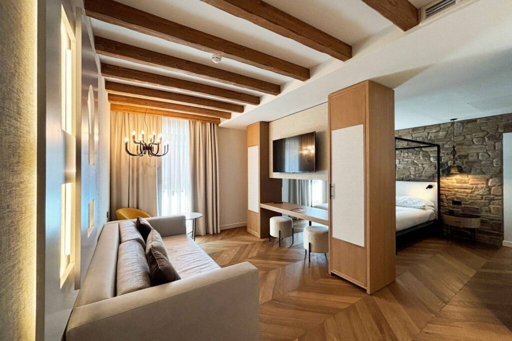 Suite, photograph 2