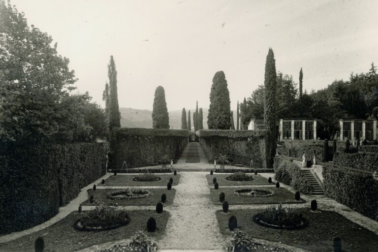The Italian garden in black and white, Villa Rizzardi