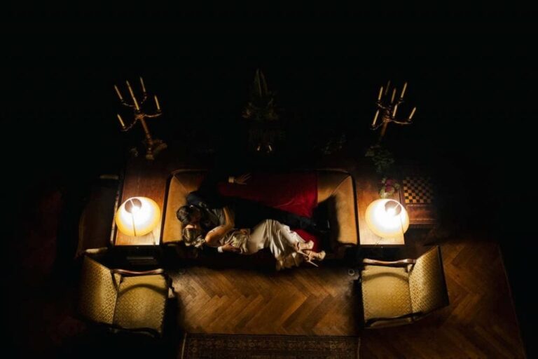 From directly above: a red sofa, and two people who have stopped noticing the room, Volvoreta