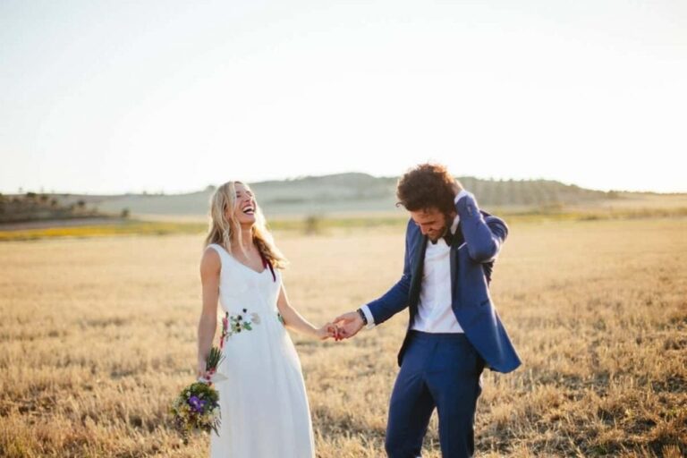 Laughing through a field gone gold at the edges, Volvoreta