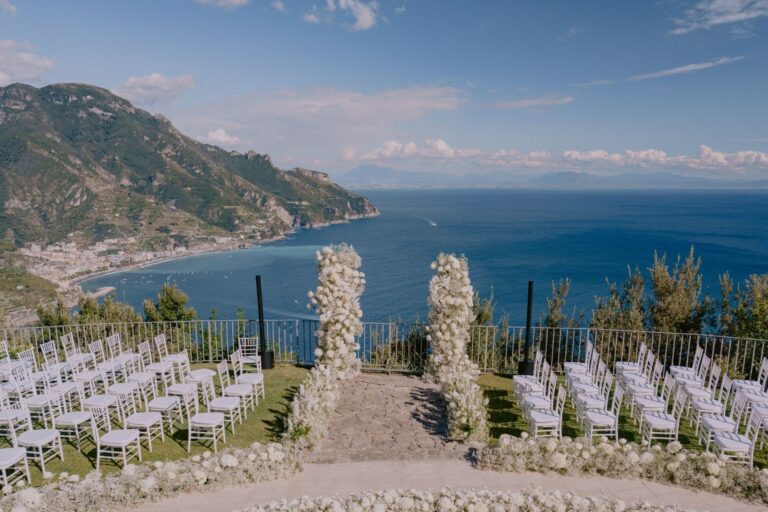 Two floral columns framing the aisle above the sea, Villa la Rondinaia, Ravello, White Emotion