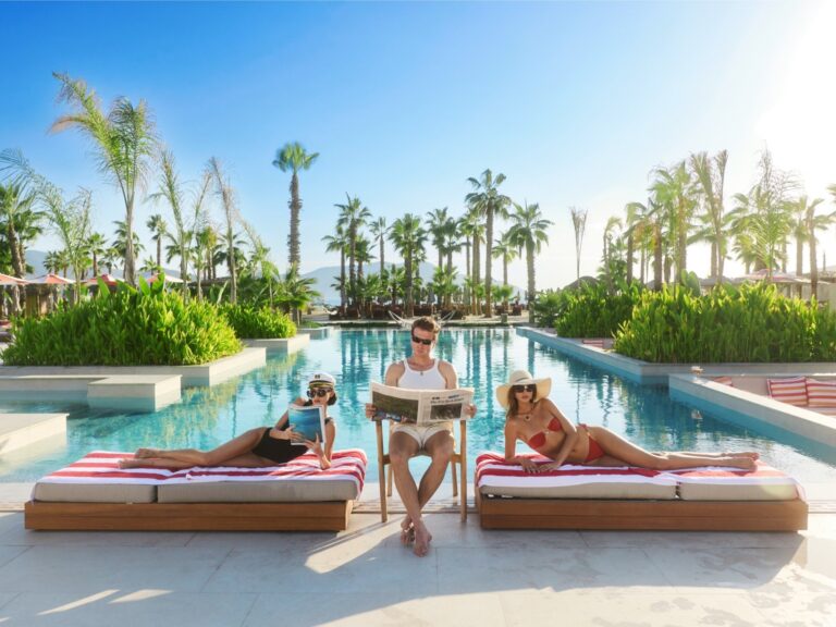 XO Cape Arnna: Poolside loungers