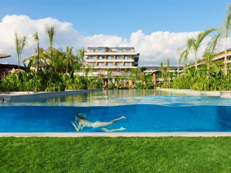 XO Cape Arnna: The pool with the hotel behind