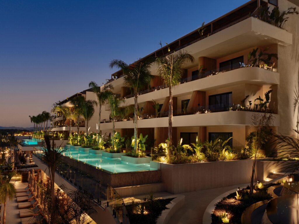 Swim-up suites