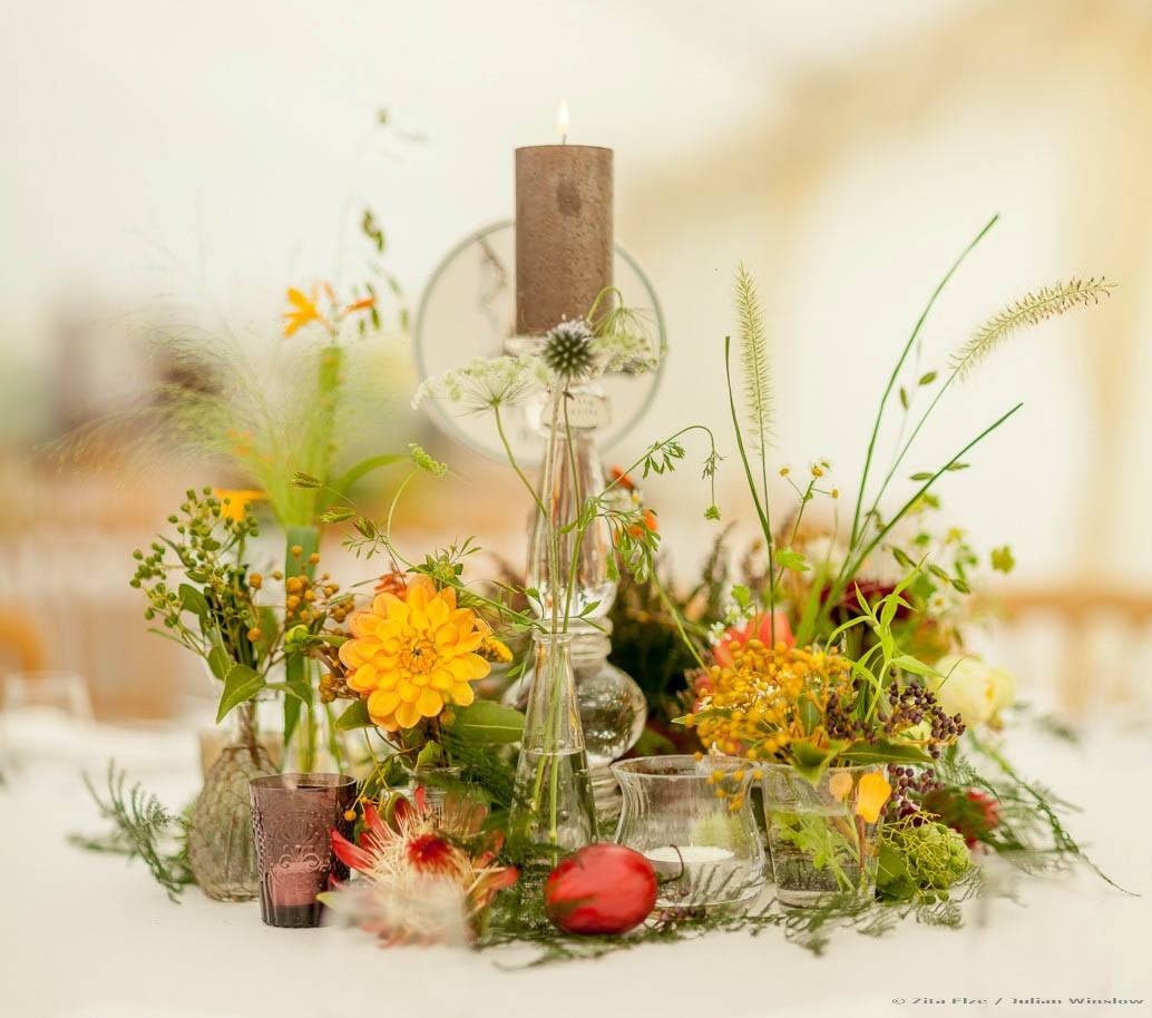 A wildflower centrepiece under the marquee, Zita Elze